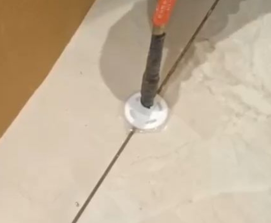 渭南市瓷砖空鼓维修公司专业解答瓷砖在铺贴过程中，如果没有涂抹均匀到位的粘结材料（如水泥砂浆或瓷砖胶），可能会导致以下问题