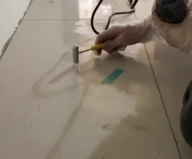 渭南市瓷砖开裂维修公司专业分享瓷砖在铺贴前如果没有沥干水分，将会导致以下问题